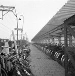 169269 Gezicht op de rijwielstalling bij het N.S.-station Koog Bloemwijk te Koog aan de Zaan.